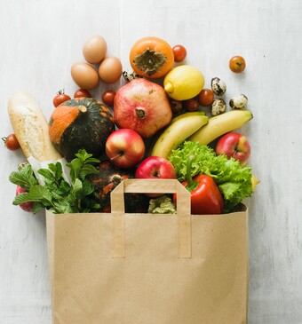 papieren zak met fruit