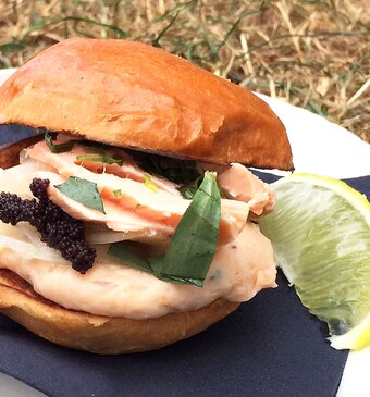 Brioche met drie bereidingen van zalm