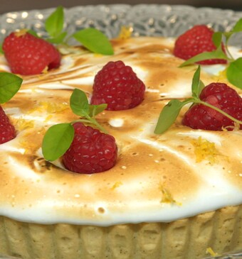 Amandelchocoladetaart met karamel, frambozen en marshmallow