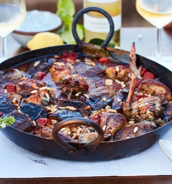Salina-kip met zalig geurende zachte aubergine en tomaat met kappertjes
