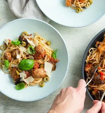 Spaghetti met worst en aubergine 