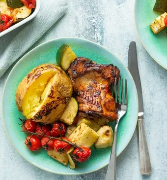 Gekarameliseerde kip met courgette en tomaat