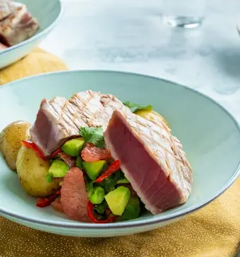 Geschroeide tonijn met grapefruit-avocadosalsa