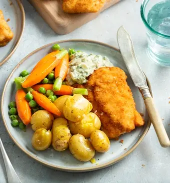 Vissticks van heilbot met remouladesaus en groentjes