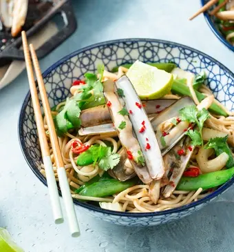 Aziatische scheermessen met gewokte sugarsnaps, paksoi en noedels