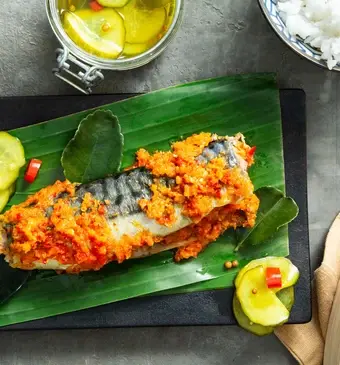 Indische makreel met witte rijst en komkommersalade