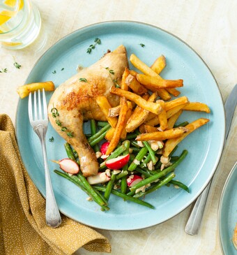 Gekonfijte kippenpoten met frieten, sperziebonen in mosterddressing