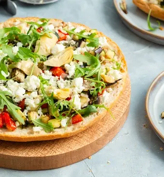 Broodpizza met gegrilde groenten en feta