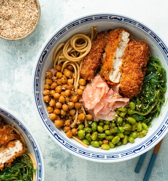 Noodlebowl met gefrituurde tofusteak en gembersojasaus