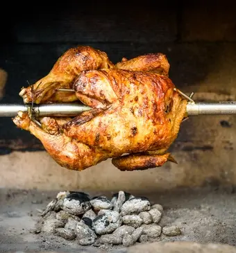 Rotisserie kip aan het spit