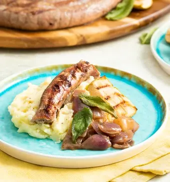 Barbecue-worst met puree en gestoofde uien