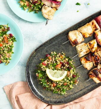 Halloumi-spiesjes van de barbecue met tabouleh