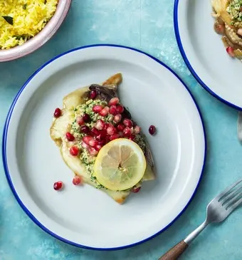 Gergilde aubergine met olijvensalsa