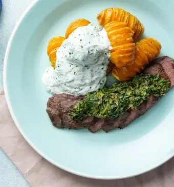  BBQ-ossenhaas met salsa verde en loaded hasselback-aardappelen