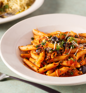Penne a la Puttanesca met rucolasalade