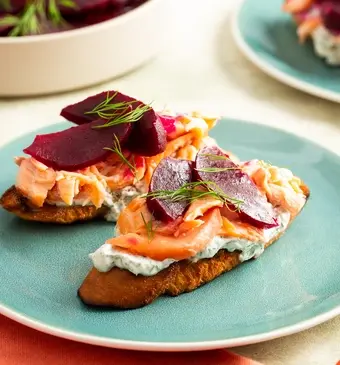 Warmgerookte zalm met ingemaakte bieten