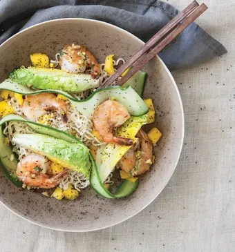 Japanse noedelsalade met mango en reuzengarnalen 