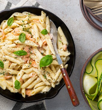 pasta met  gerookte zalmsnippers en courgettesalade
