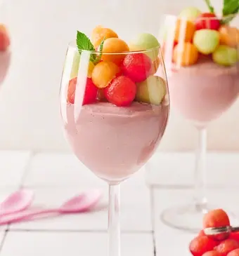 Rode port mousse met meloen bolletjes 