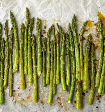Supersimpele groene asperges uit de oven op een bakplaat