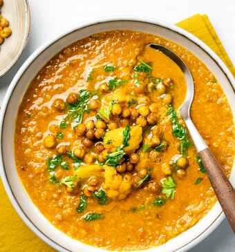 Linzensoep met krokante kikkererwten uit het programma Lekker Snel.