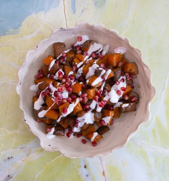 Zoete aardappel met tahin-yoghurtsaus