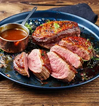 Eendenborstfilet met sinaasappelsaus.
