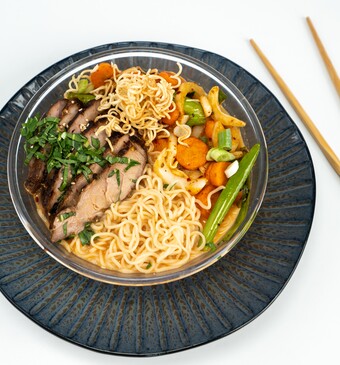 Ramen met varkenshaas van de BBQ