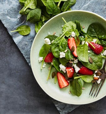 Zomerse salade met aardbei en burrata