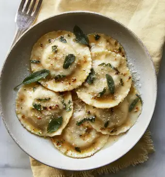 Wild zwijn ravioli met salieboter