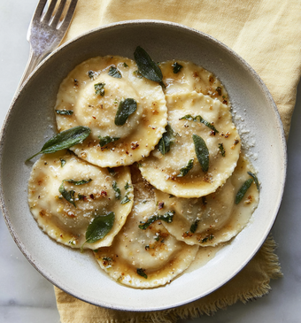 Wild zwijn ravioli met salieboter