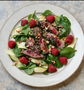 Courgettesalade met duif en frambozen