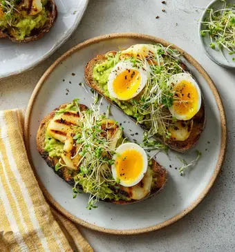 Avocado-toast met halloumi