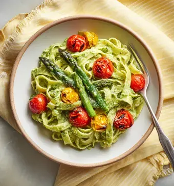 Tagliatelle met zelfgemaakte pesto en groene asperges