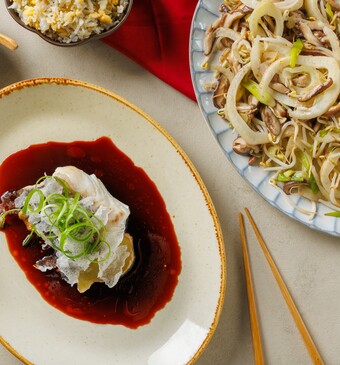 Gestoomde vis met rijstpapierchips  