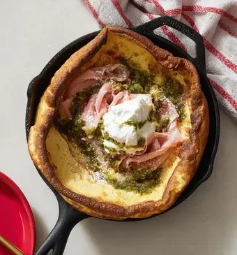 dutch baby met mortadella, pesto en burrata