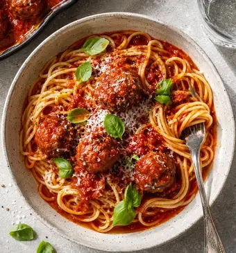 spaghetti met gehaktballen in tomatensaus