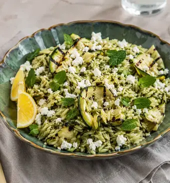 Orzo met gegrilde courgette en feta