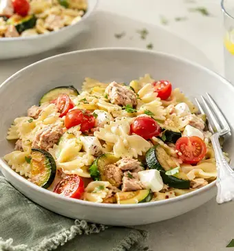 Pasta met tonijn uit blik, mozzarella en tomaten