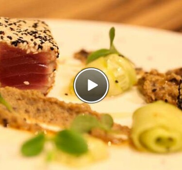 Tataki met tonijn met Oosterse auberginekaviaar en zoetzure komkommer