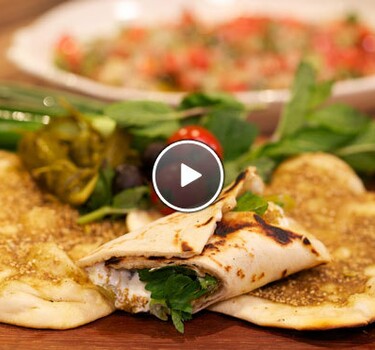 Geroosterde auberginesalade met tahini en granaatappel & manouche met za’atar