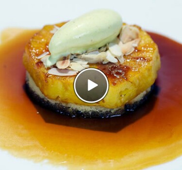 Gekaramelliseerde ananas met kerrie-kokosijs