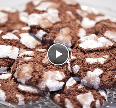 Chocolate crinkle cookies