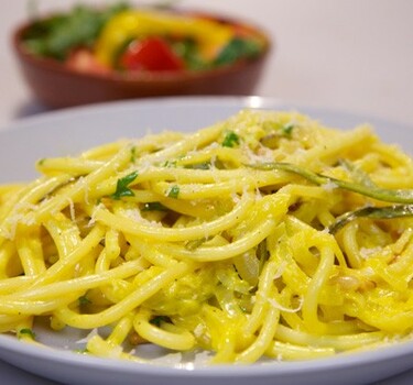 Bucatini con zucchine allo zafferano e gorgonzola (Bucatini met courgette, saffraan en gorgonzola)