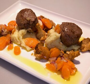 Kalfsmedaillons met amandelpuree en carrottes au beurre noisette