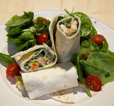 Wraps met romige spitskool en garnalen