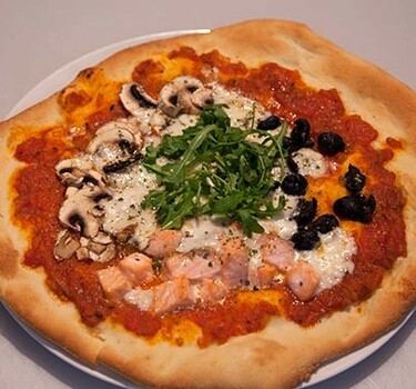 Pizza con salmone, acciughe e funghi (pizza met zalm, ansjovis en champignons)