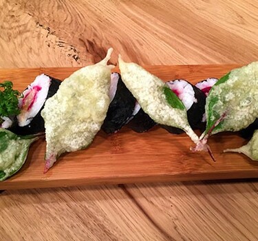 Pink panther sushi met tempura van bietenblad