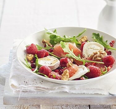 Zomerse salade met grapefruit, frambozen, geitenkaas en walnoten