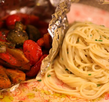 Gestoomde groentepakketjes met spaghetti